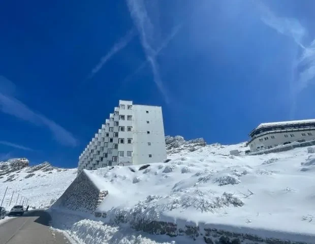Edificio Presidente con nieve y cielo azul