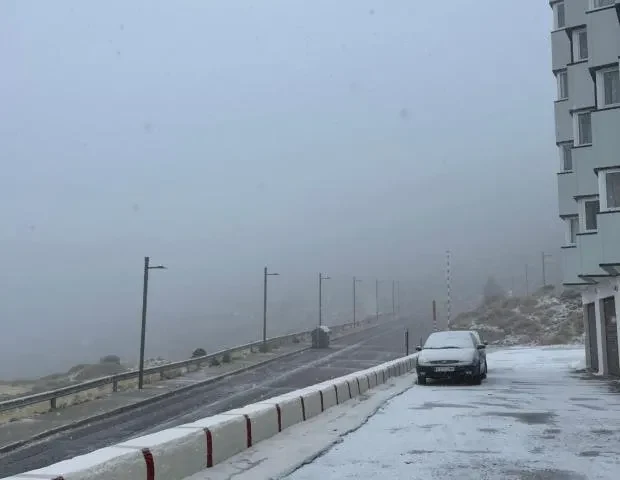 Acceso al edificio en un día de nieve