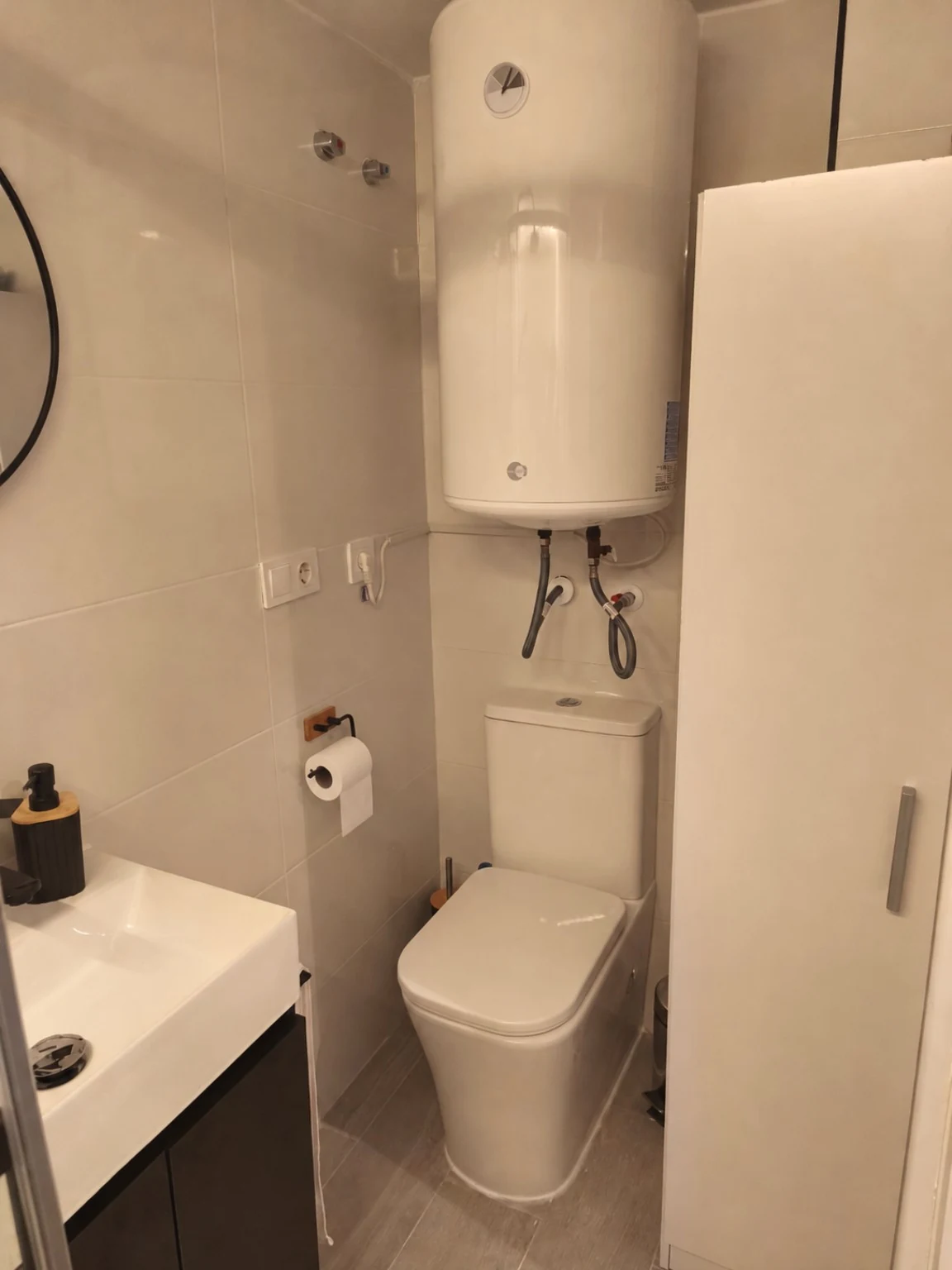Baño con inodoro y termo